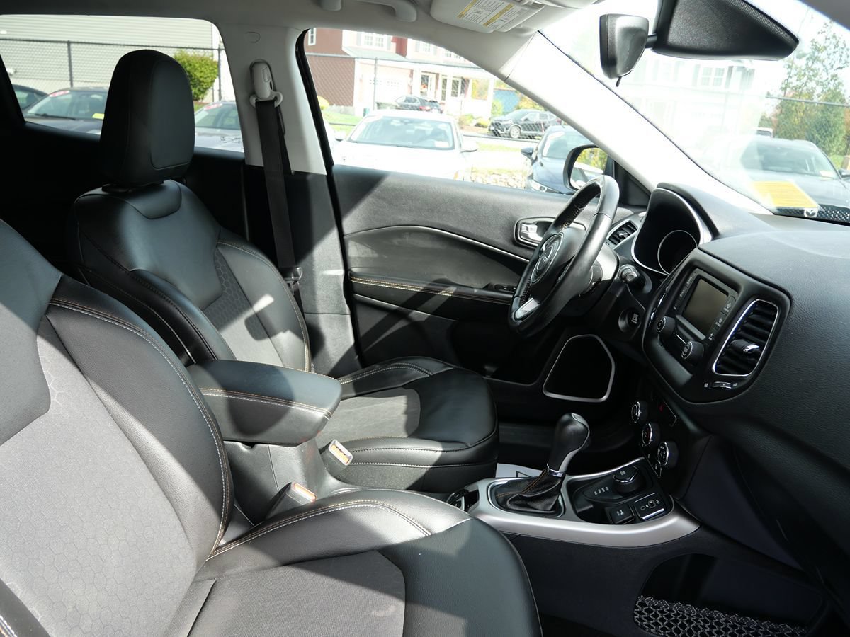 Used 2018 Jeep Compass Latitude w/ Cold Weather Group AWD/4WD image 17