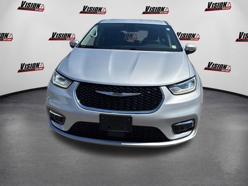Used 2023 Chrysler Pacifica Touring-L FWD image 2