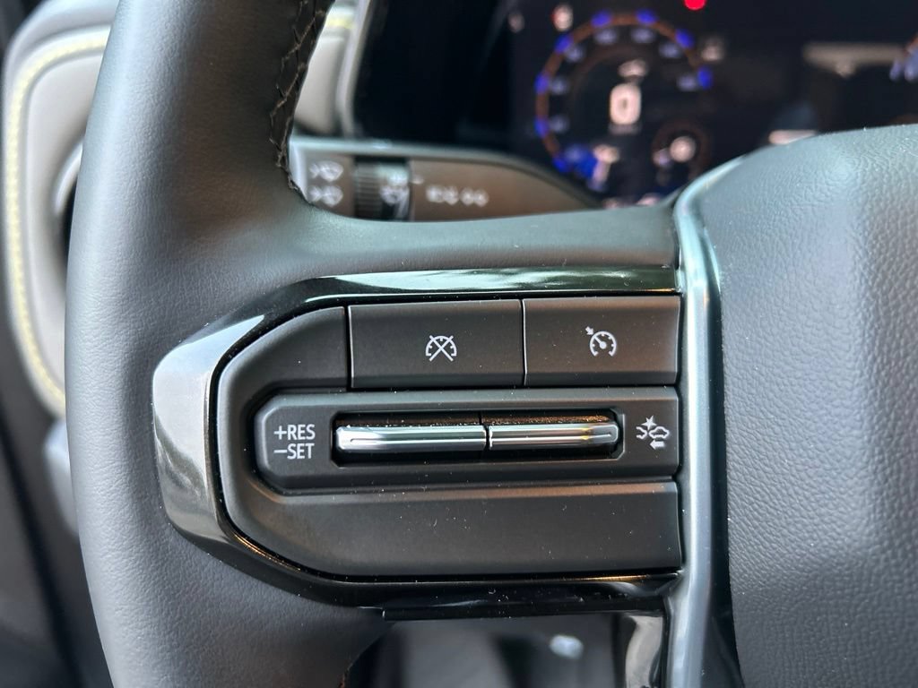 Used 2026 Chevrolet Colorado ZR2 w/ Technology Package AWD/4WD image 17