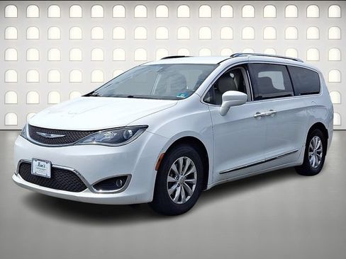 Used 2018 Chrysler Pacifica Touring-L FWD image 3