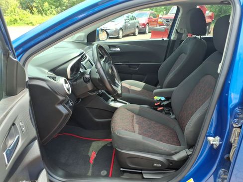 Used 2017 Chevrolet Sonic LT w/ Fun and Sun Package FWD image 10