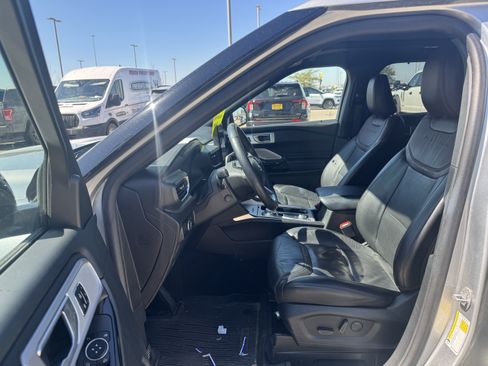 Used 2023 Ford Explorer Platinum w/ Technology Package AWD/4WD image 8