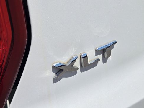 Used 2018 Ford Explorer XLT w/ Equipment Group 202A AWD/4WD image 12