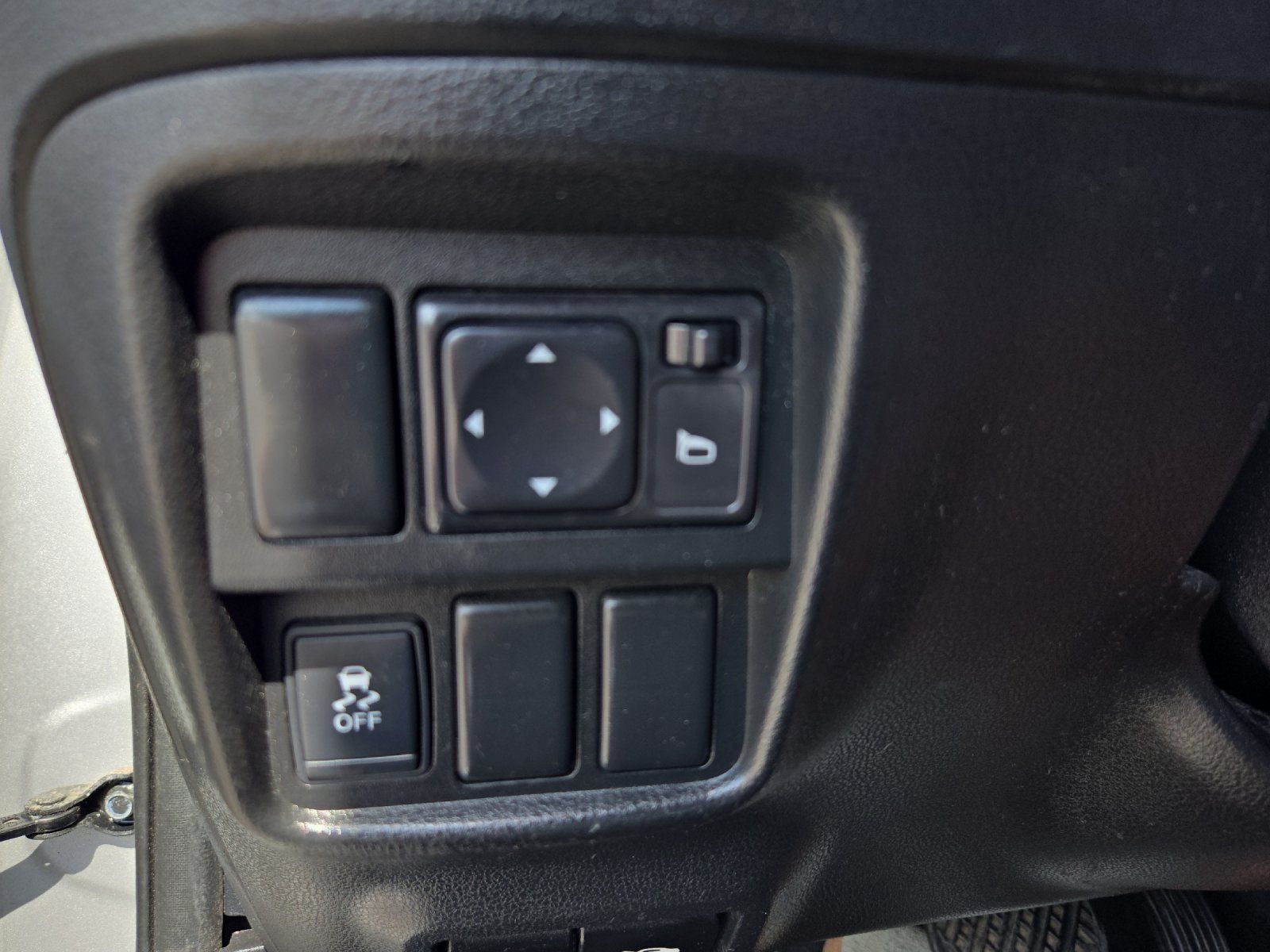 Used 2014 Nissan Juke S FWD image 25