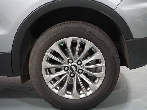 Used 2024 Cadillac XT4 Premium Luxury image 9