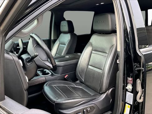Used 2022 GMC Sierra 3500 Denali w/ Denali Ultimate Package AWD/4WD image 8