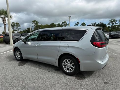 Used 2024 Chrysler Pacifica Touring-L FWD image 5
