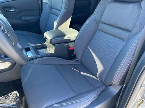 Used 2023 Nissan Frontier SV image 9