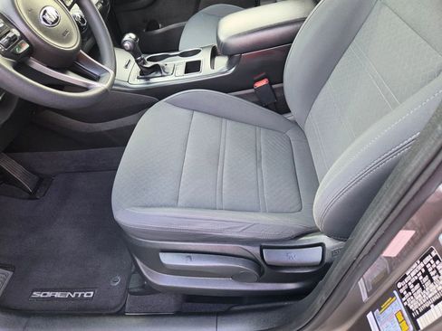 Used 2017 Kia Sorento AWD image 16