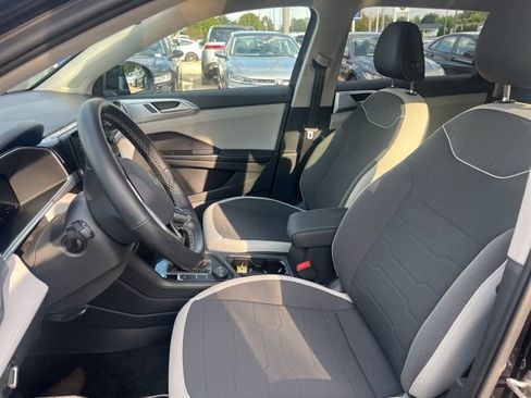 Used 2025 Volkswagen Taos SE image 7