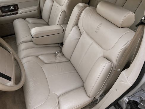 Used 1992 Lincoln Town Car Signature RWD image 9