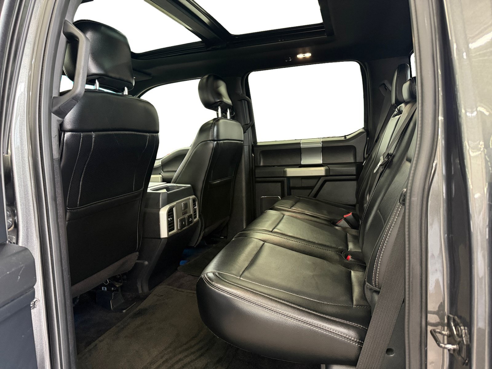 Used 2017 Ford F150 Lariat w/ Equipment Group 502A Luxury AWD/4WD image 8