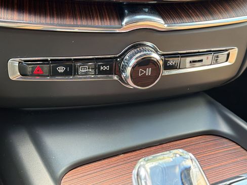 Used 2023 Volvo XC60 B5 Ultimate w/ Climate Package image 18