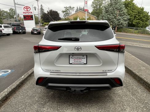 Used 2022 Toyota Highlander XLE AWD/4WD image 6