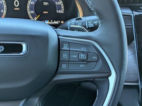 Used 2025 Jeep Grand Cherokee L Limited w/ Luxury Tech Group II AWD/4WD image 28