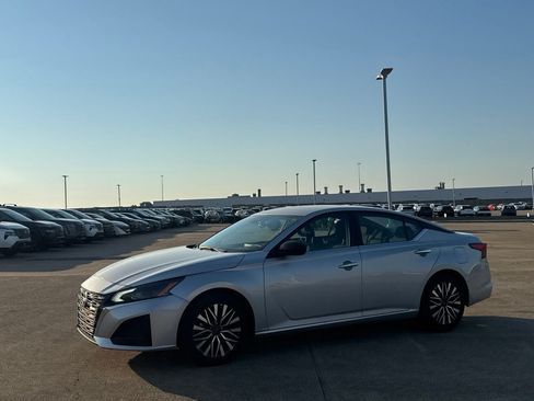 Certified 2025 Nissan Altima 2.5 SV FWD image 12