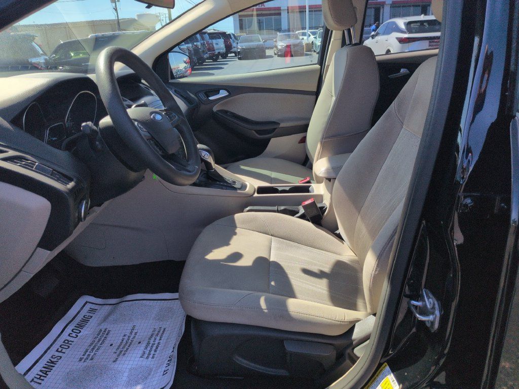 Used 2018 Ford Focus SE w/ SE Appearance Package FWD image 9