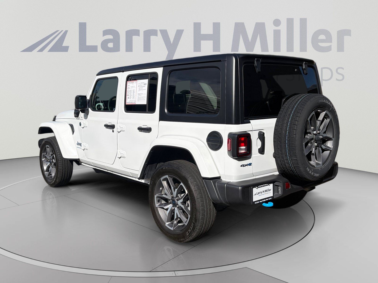 Used 2024 Jeep Wrangler Unlimited w/ Convenience Group AWD/4WD image 3