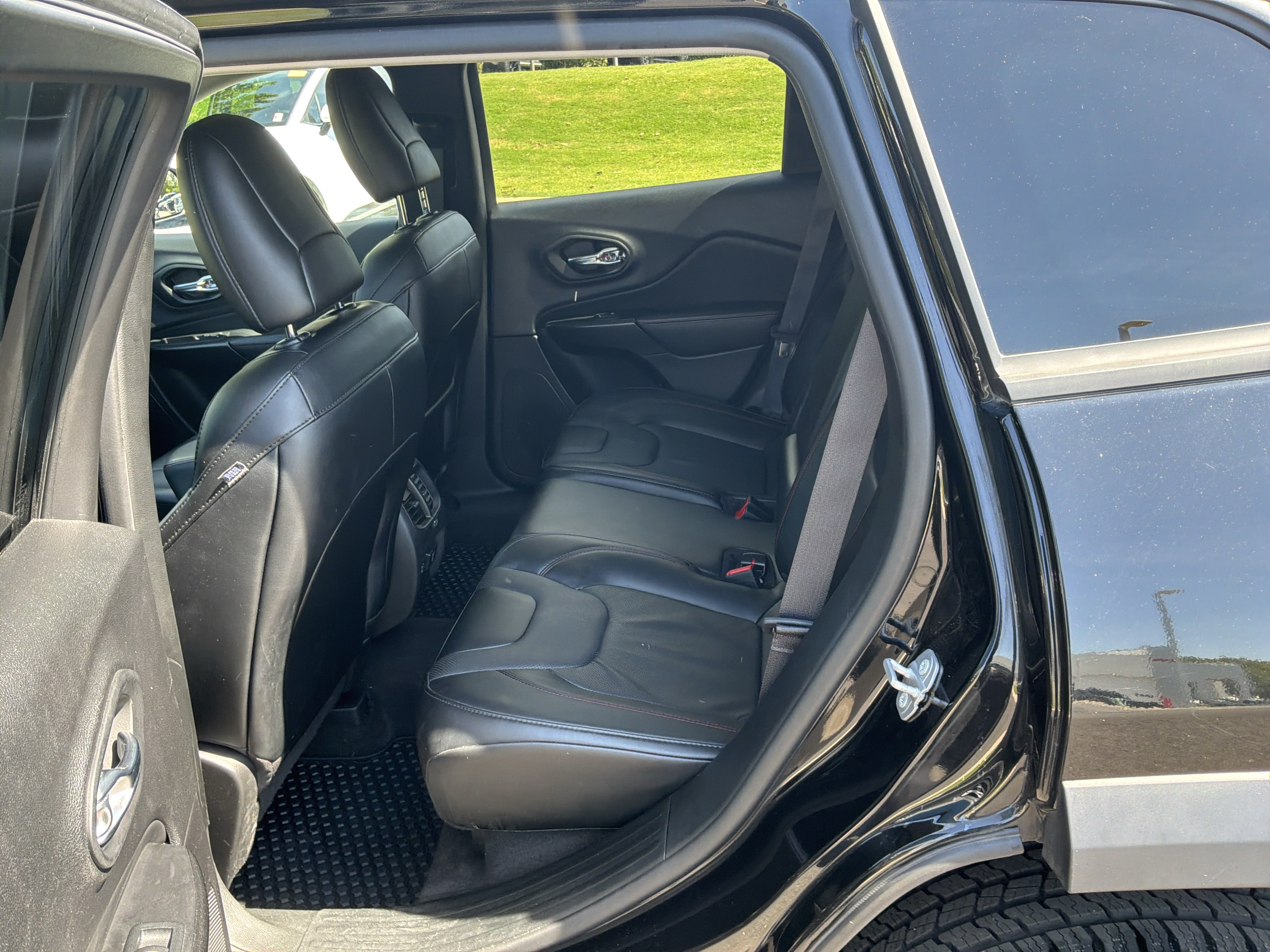 Used 2022 Jeep Cherokee Trailhawk w/ Premium Leather Package AWD/4WD image 30