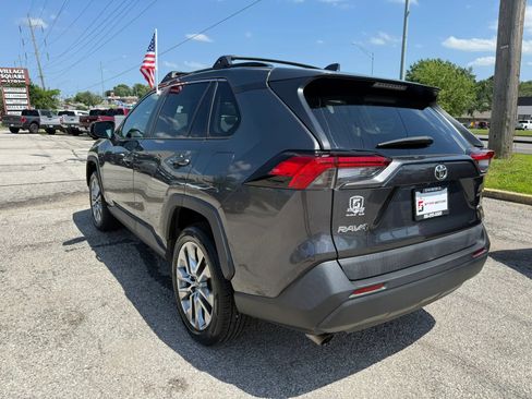 Used 2019 Toyota RAV4 XLE Premium FWD image 7