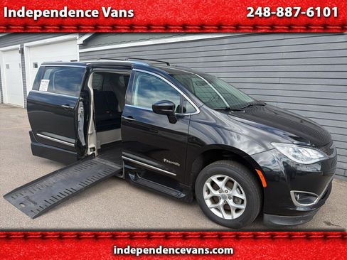 Used 2020 Chrysler Pacifica Touring-L w/ Tire & Wheel Group FWD image 1