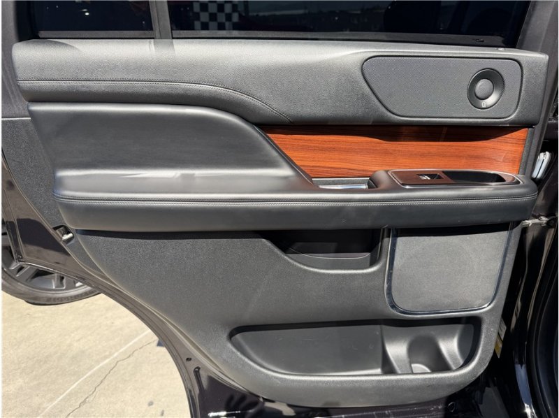Used 2019 Lincoln Navigator Select RWD image 21