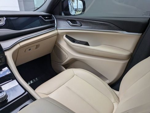 Used 2024 Jeep Grand Cherokee Limited image 18