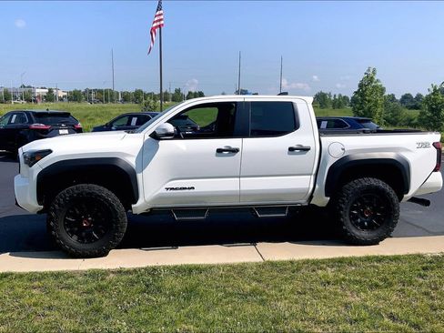 Used 2025 Toyota Tacoma TRD Off-Road w/ TRD Off Road Upgrade Package AWD/4WD image 12