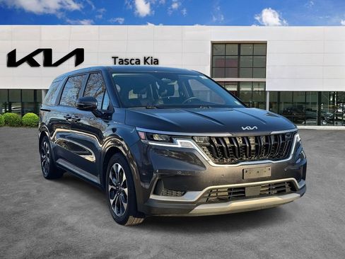 Used 2024 Kia Carnival EX image 1