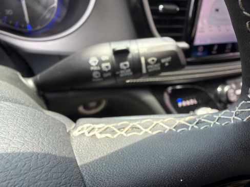 Used 2024 Chrysler Pacifica Touring FWD image 27