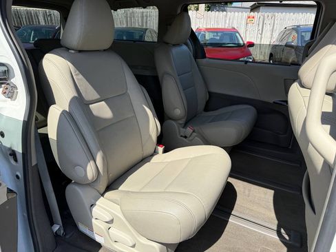 Used 2017 Toyota Sienna XLE w/ XLE Navigation Package AWD/4WD image 38