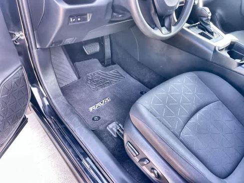 Used 2020 Toyota RAV4 XLE FWD image 3