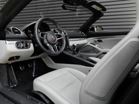 Certified 2025 Porsche 718 Boxster S RWD image 4