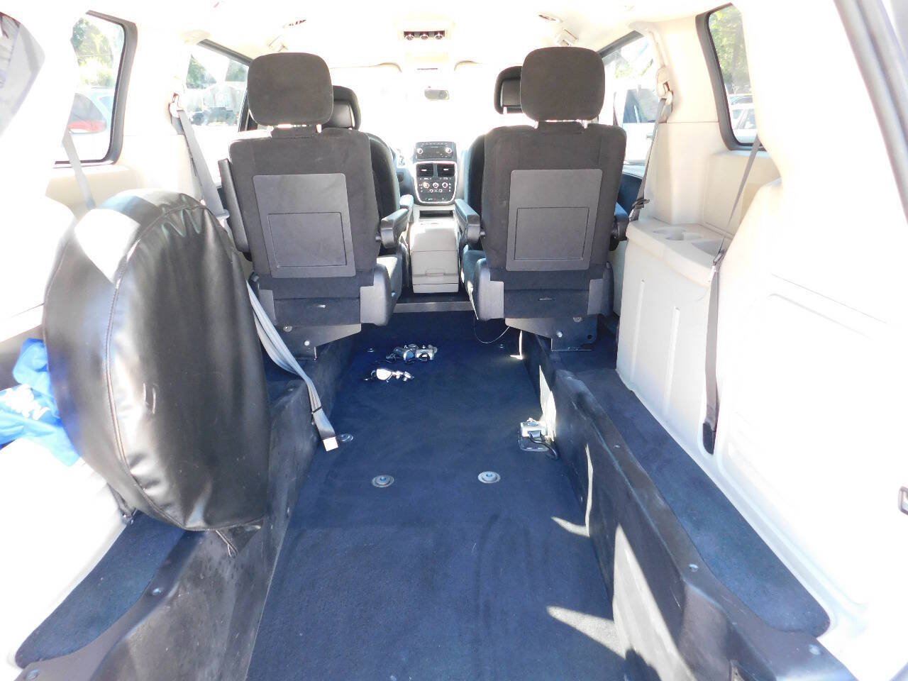 Used 2016 Dodge Grand Caravan SXT w/ Rear Park Assist Package FWD image 4