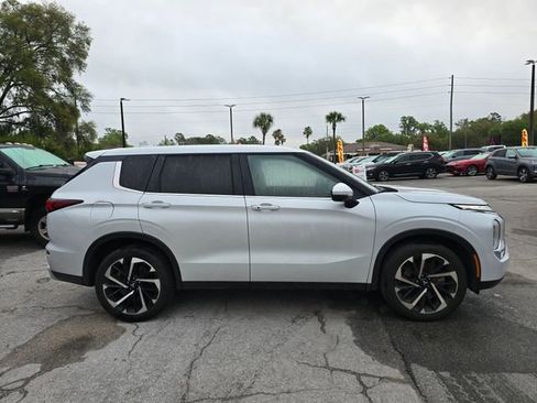 Used 2024 Mitsubishi Outlander SE image 3