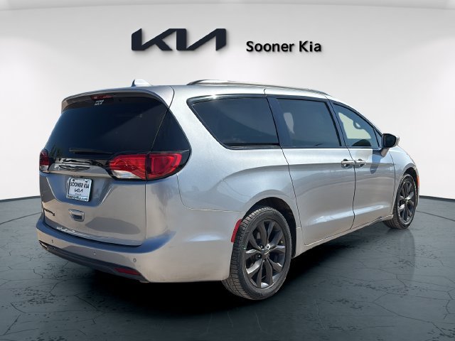Used 2019 Chrysler Pacifica Touring-L w/ S Appearance Package FWD image 6