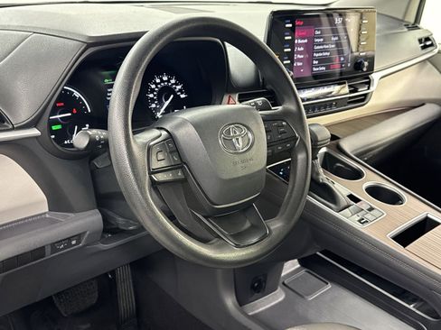 Used 2024 Toyota Sienna LE image 7