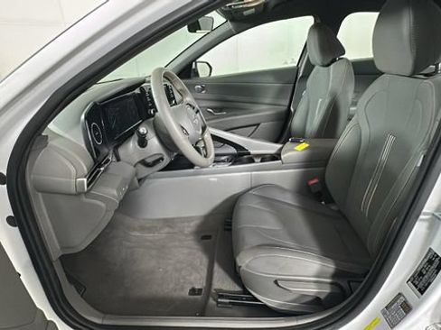 Used 2022 Hyundai Elantra SEL w/ Convenience Package FWD image 11