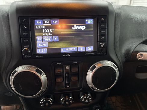 Used 2018 Jeep Wrangler Unlimited Rubicon w/ Connectivity Group image 14