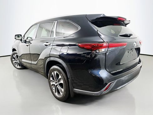 Used 2023 Toyota Highlander XLE image 5