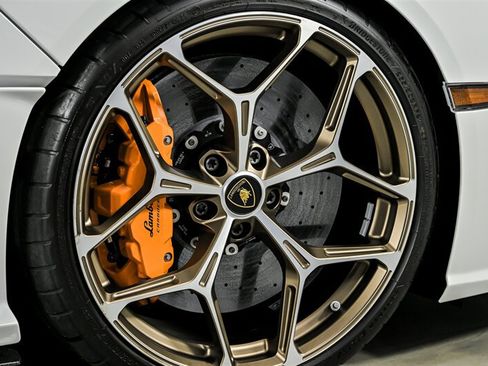 Used 2025 Lamborghini Revuelto AWD/4WD image 17