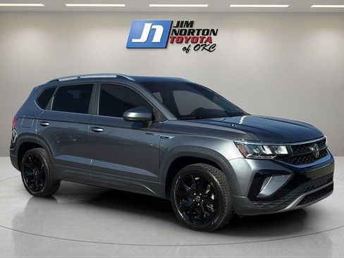 Used 2023 Volkswagen Taos SE w/ Panoramic Sunroof Package FWD image 3