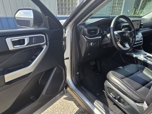 Used 2020 Ford Explorer XLT w/ Equipment Group 202A AWD/4WD image 13
