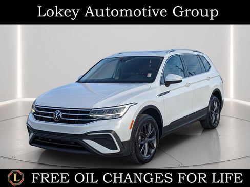 Certified 2023 Volkswagen Tiguan SE w/ Panoramic Sunroof Package image 1