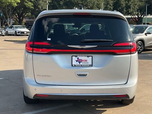 Used 2024 Chrysler Pacifica Touring-L FWD image 5