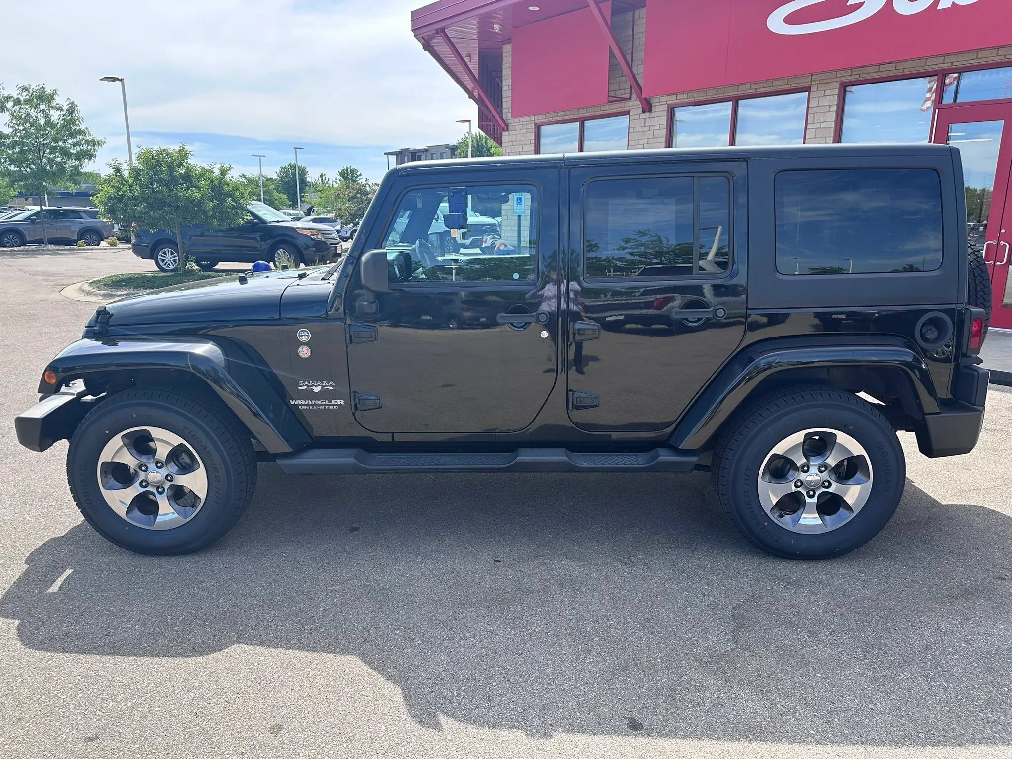 Used 2016 Jeep Wrangler Unlimited Sahara w/ Connectivity Group AWD/4WD image 8