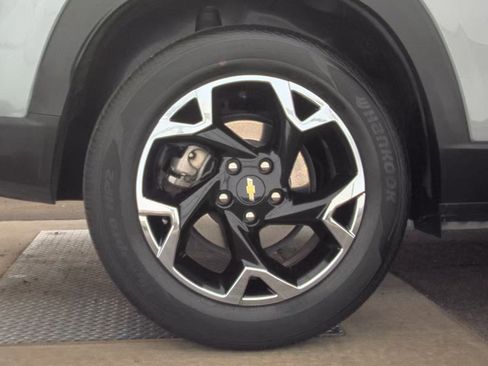 Used 2025 Chevrolet Trax LT w/ LT Convenience Package FWD image 12
