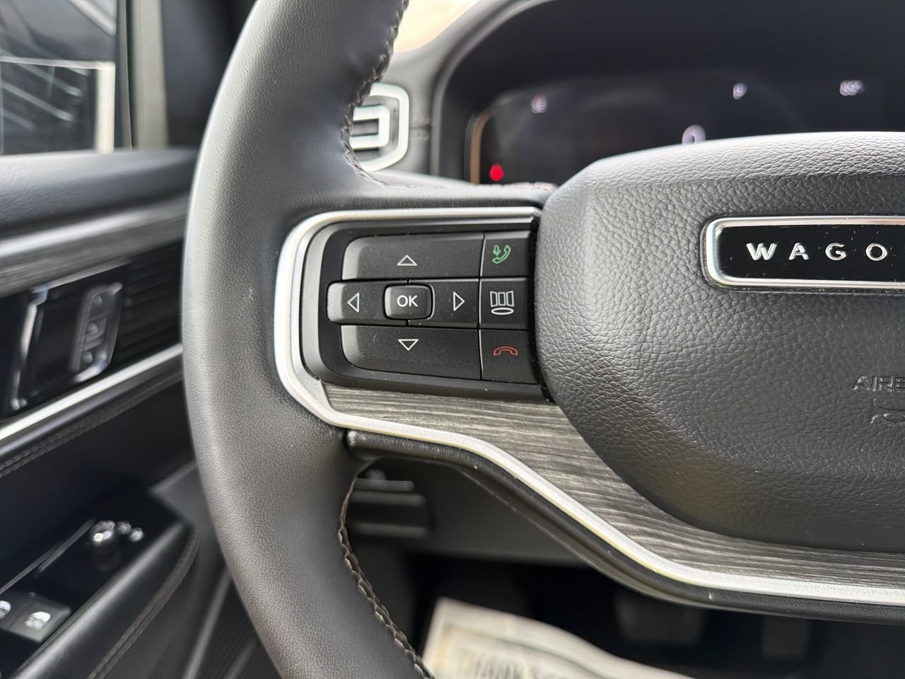 Used 2024 Jeep Wagoneer L Series II w/ Flexible Seating Group AWD/4WD image 29