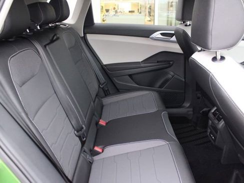 New 2026 Volkswagen Taos SE image 15