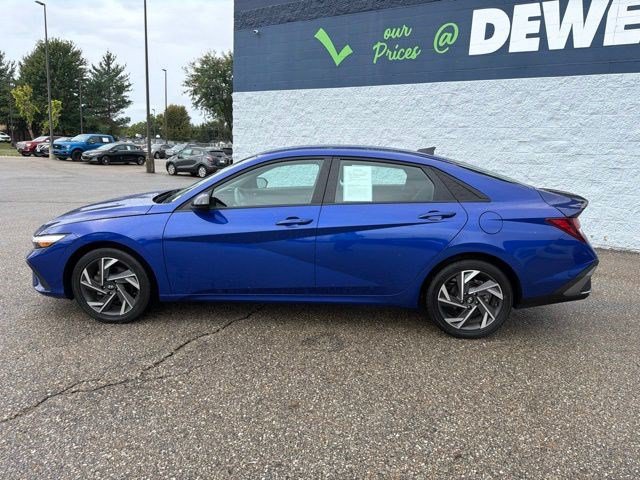 Used 2025 Hyundai Elantra Sport FWD image 2